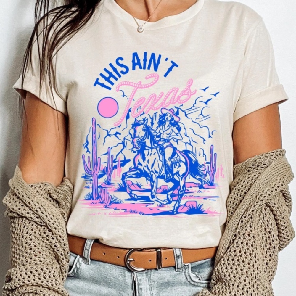 This Ain't Texas Rodeo Country Graphic Print T-shirt Size Medium